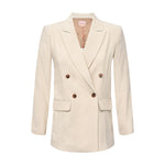 Beige dobbeltradet blazer fra Gossia i farven Sand set forfra med spidse revers, brune knapper og klaplommer