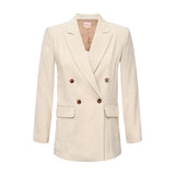 Beige dobbeltradet blazer fra Gossia i farven Sand set forfra med spidse revers, brune knapper og klaplommer