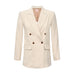 Beige dobbeltradet blazer fra Gossia i farven Sand set forfra med spidse revers, brune knapper og klaplommer