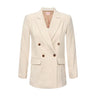 Beige dobbeltradet blazer fra Gossia i farven Sand set forfra med spidse revers, brune knapper og klaplommer