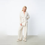 Model i beige dobbeltradet blazer fra Gossia i farven Sand stylet med lyse vide bukser