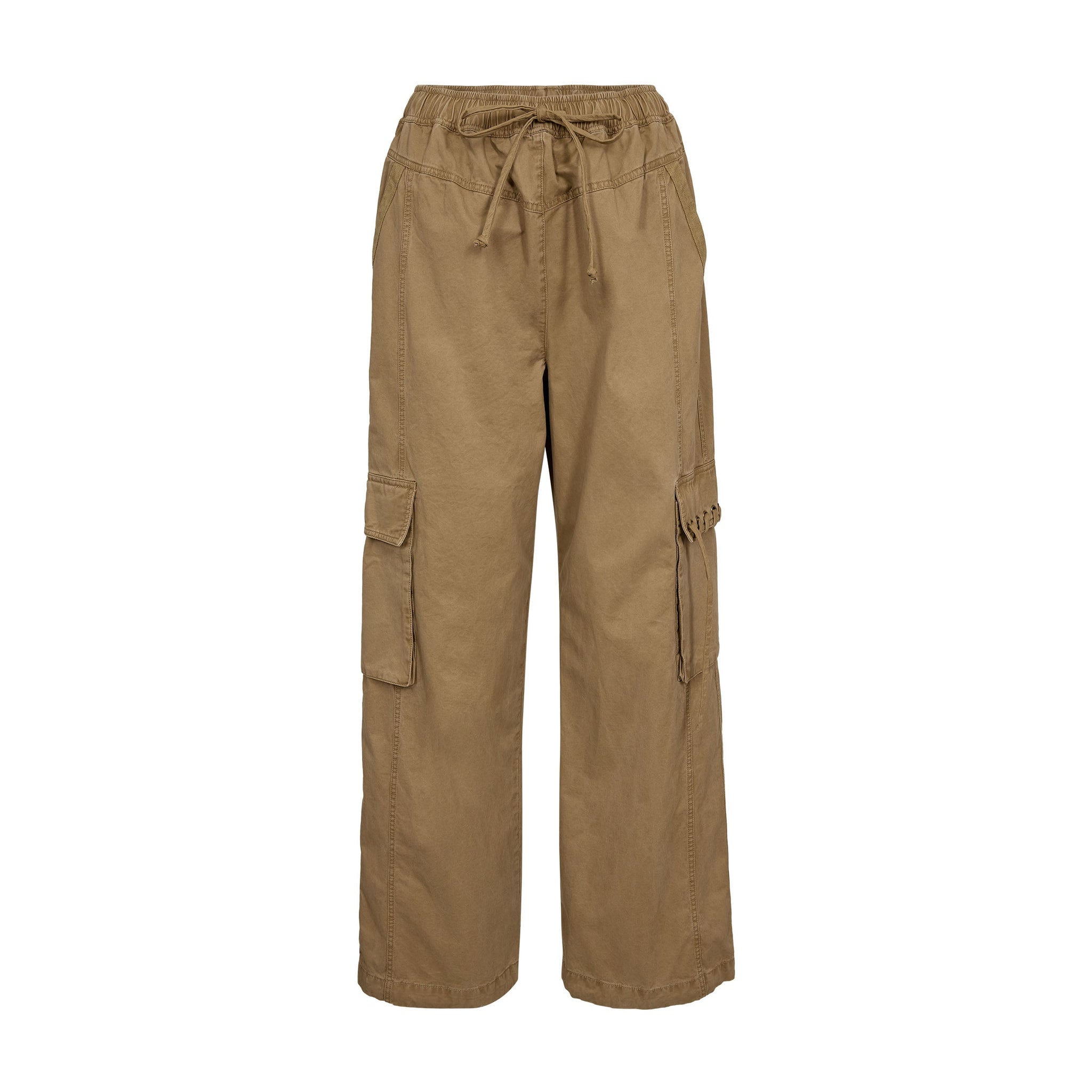 Brune cargobukser Mea Pant fra Gossia i Camel set forfra med bindebånd i taljen og cargolommer