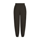 Brune Mollie Long Pant bukser fra Gossia i farven Coffee set forfra med elastisk linning og elastik ved anklen