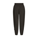 Brune Mollie Long Pant bukser fra Gossia set bagfra med rynket linning og lille lynlås ved anklen