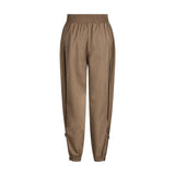 Brune bukser i Dark Camel bagfra med elastisk linning og små lynlåse i siden ved anklen