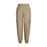 Beige bukser Mollie Pant i Light Camel fra Gossia set forfra med elastik i taljen, lommer og elastik ved anklen