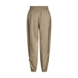 Beige bukser Mollie Pant i Light Camel fra Gossia set bagfra med elastik i taljen og lynlås ved anklen