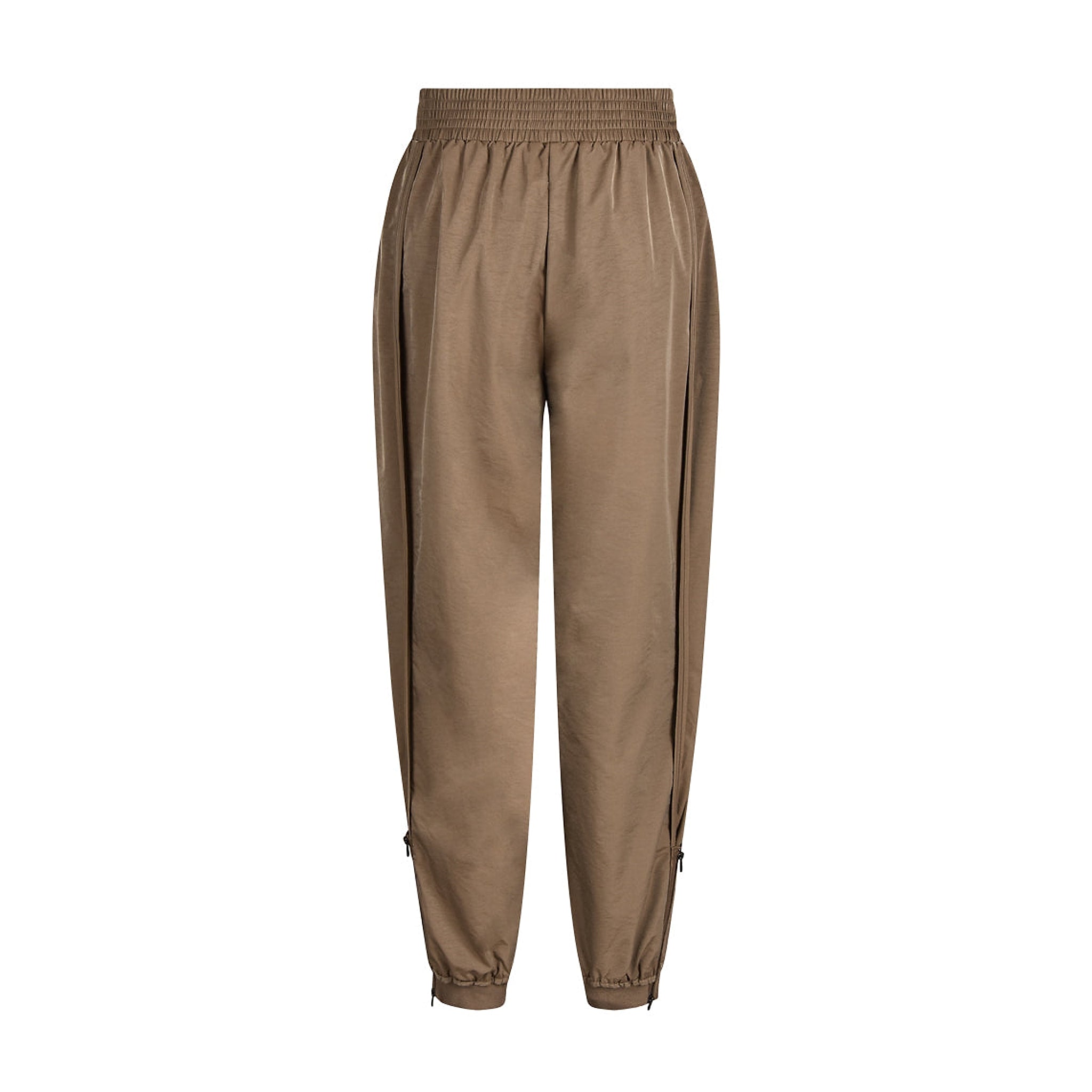 Brune Mollie bukser fra Gossia i Dark Camel set bagfra med smock-elastik i taljen og lynlås i siden ved anklen
