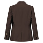 Brun Paula blazer i farven Coffee set bagfra med slids og guldfarvede knapper ved håndleddet
