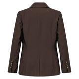 Brun Paula blazer i farven Coffee set bagfra med slids og guldfarvede knapper ved håndleddet