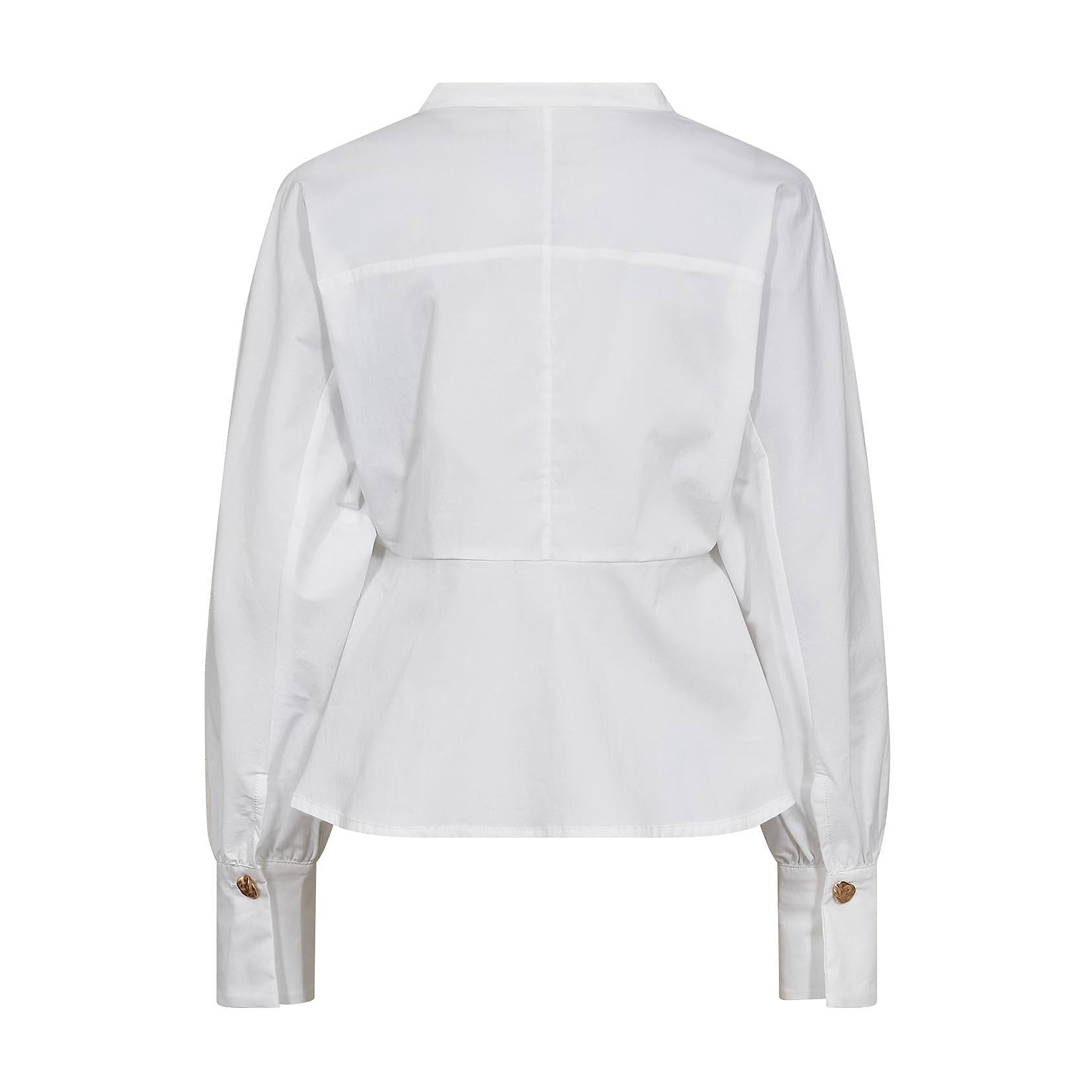 Hvid bluse fra Gossia bagfra med peplum-skød og guldfarvede knapper på manchetterne