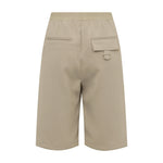 Beige Tekla Bermuda Shorts fra Gossia bagfra med to baglommer, den ene med klap og strop