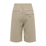 Beige Tekla Bermuda Shorts fra Gossia bagfra med to baglommer, den ene med klap og strop