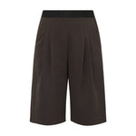 Brune bermuda shorts fra Gossia i Chocolate forfra med læg og sort elastisk linning med logo