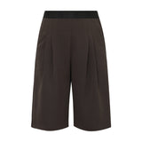 Brune bermuda shorts fra Gossia i Chocolate forfra med læg og sort elastisk linning med logo
