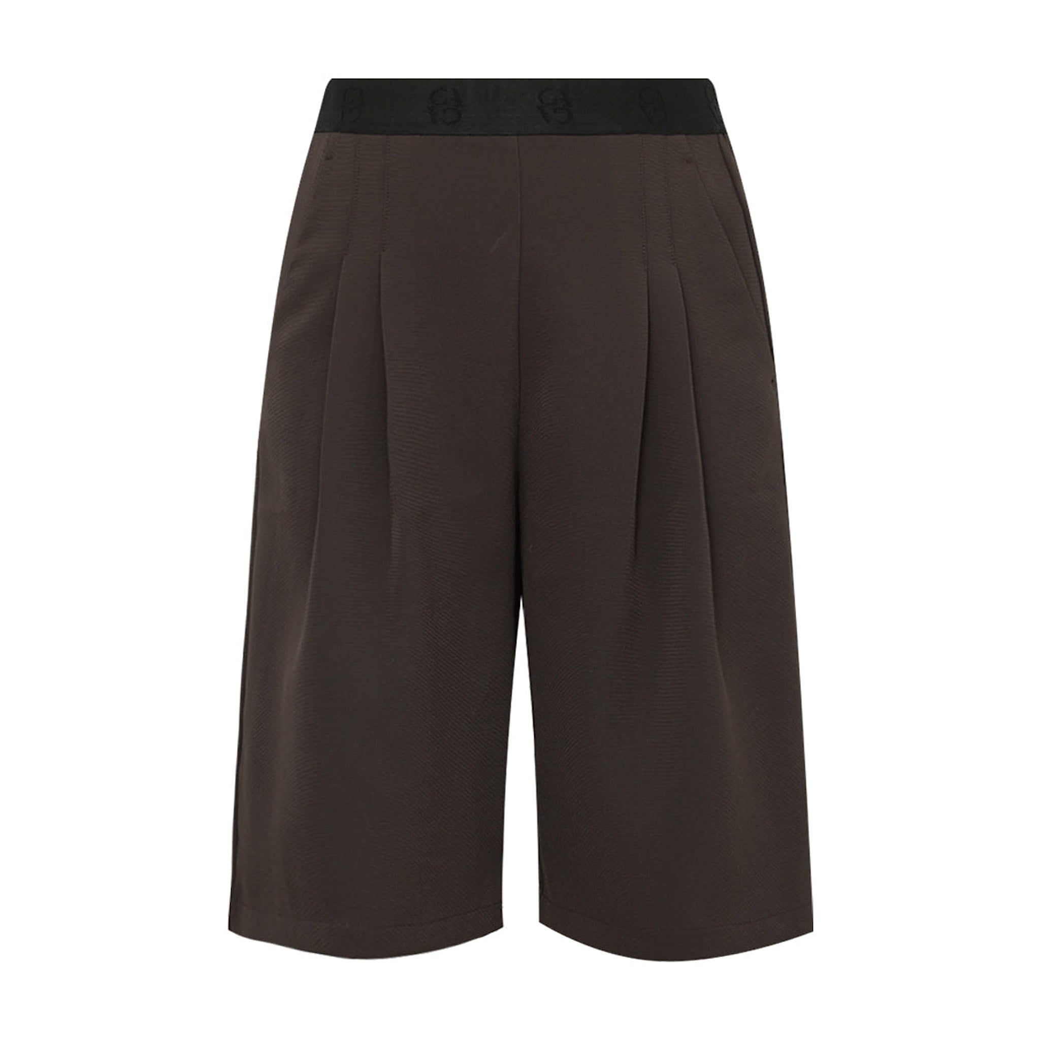 Brune bermuda shorts fra Gossia i Chocolate forfra med læg og sort elastisk linning med logo