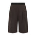 Brune bermuda shorts fra Gossia i Chocolate forfra med læg og sort elastisk linning med logo
