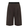 Brune bermuda shorts fra Gossia i Chocolate forfra med læg og sort elastisk linning med logo
