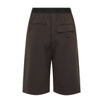 Brune Tekla bermuda shorts bagfra med to baglommer, den ene med klap og strop