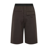 Brune Tekla bermuda shorts bagfra med to baglommer, den ene med klap og strop