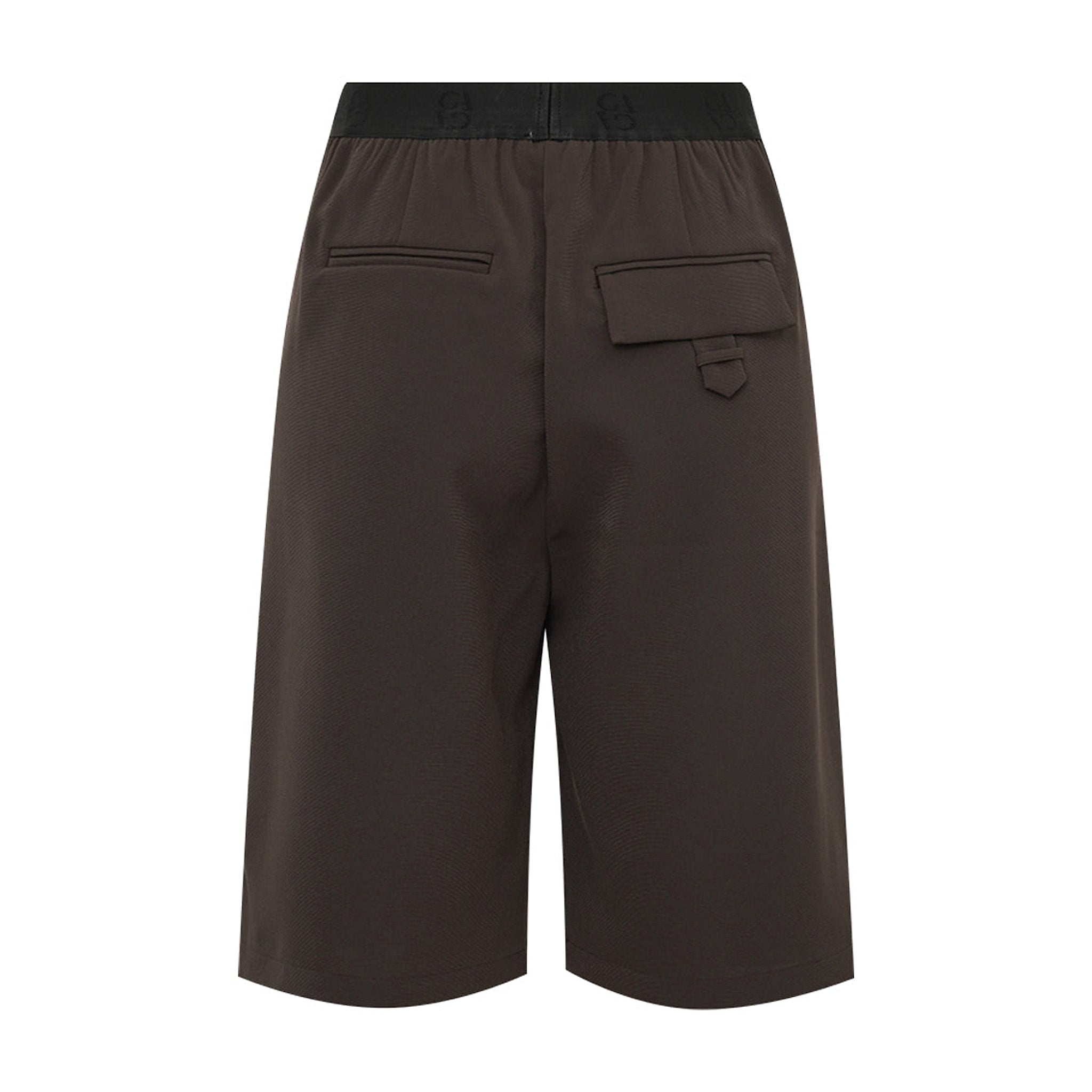 Brune Tekla bermuda shorts bagfra med to baglommer, den ene med klap og strop