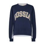 Navy sweatshirt fra Gossia forfra med sandfarvet GOSSIA-logo og blå-hvide striber i siderne