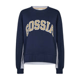 Navy sweatshirt fra Gossia forfra med sandfarvet GOSSIA-logo og blå-hvide striber i siderne
