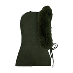 Grøn hat i balaclava-stil i ribstrik med fluffy kant og snøre, set fra siden på hvid baggrund