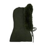 Grønbeige khaki hue formet som en balaclava med fluffy kant og snøre, set fra siden på hvid baggrund