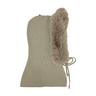 Taupe hue formet som balaclava med fluffy kant og snøre, set fra siden på hvid baggrund