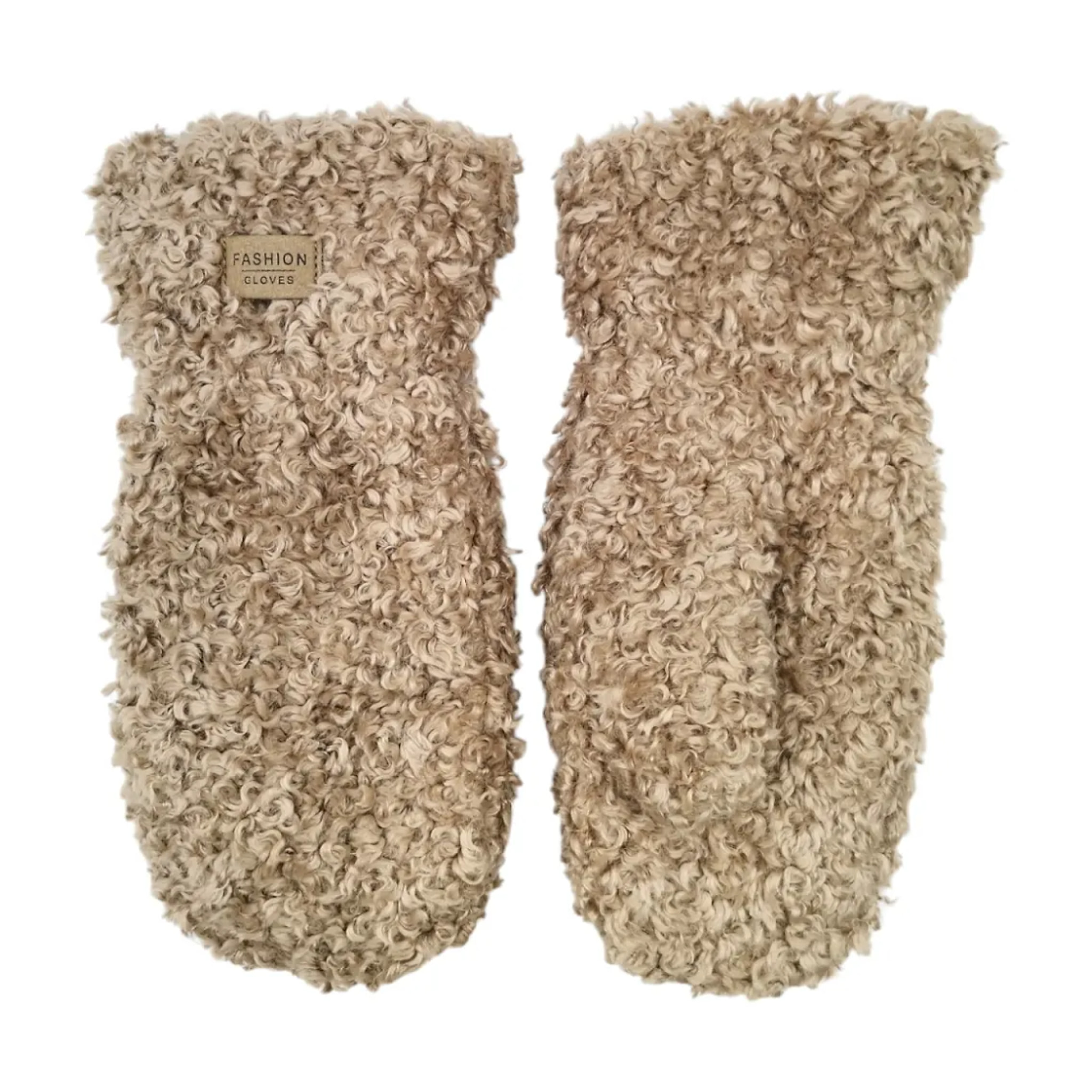 Beige handsker i krøllet teddy-look med label ved håndleddet, set forfra på hvid baggrund