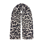 Beige tørklæde med sort og gråbrunt leopardprint lagt i en løkke med frynser i enderne
