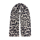 Beige tørklæde med sort og gråbrunt leopardprint lagt i en løkke med frynser i enderne