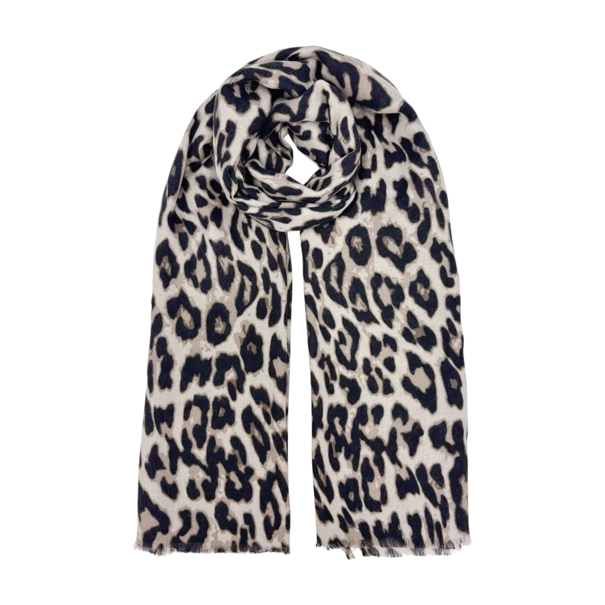 Beige tørklæde med sort og gråbrunt leopardprint lagt i en løkke med frynser i enderne