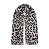 Beige tørklæde med sort og gråbrunt leopardprint lagt i en løkke med frynser i enderne