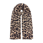 Brunt tørklæde med leopardprint i farven Camel, foldet om halsen og vist forfra med frynser for enden