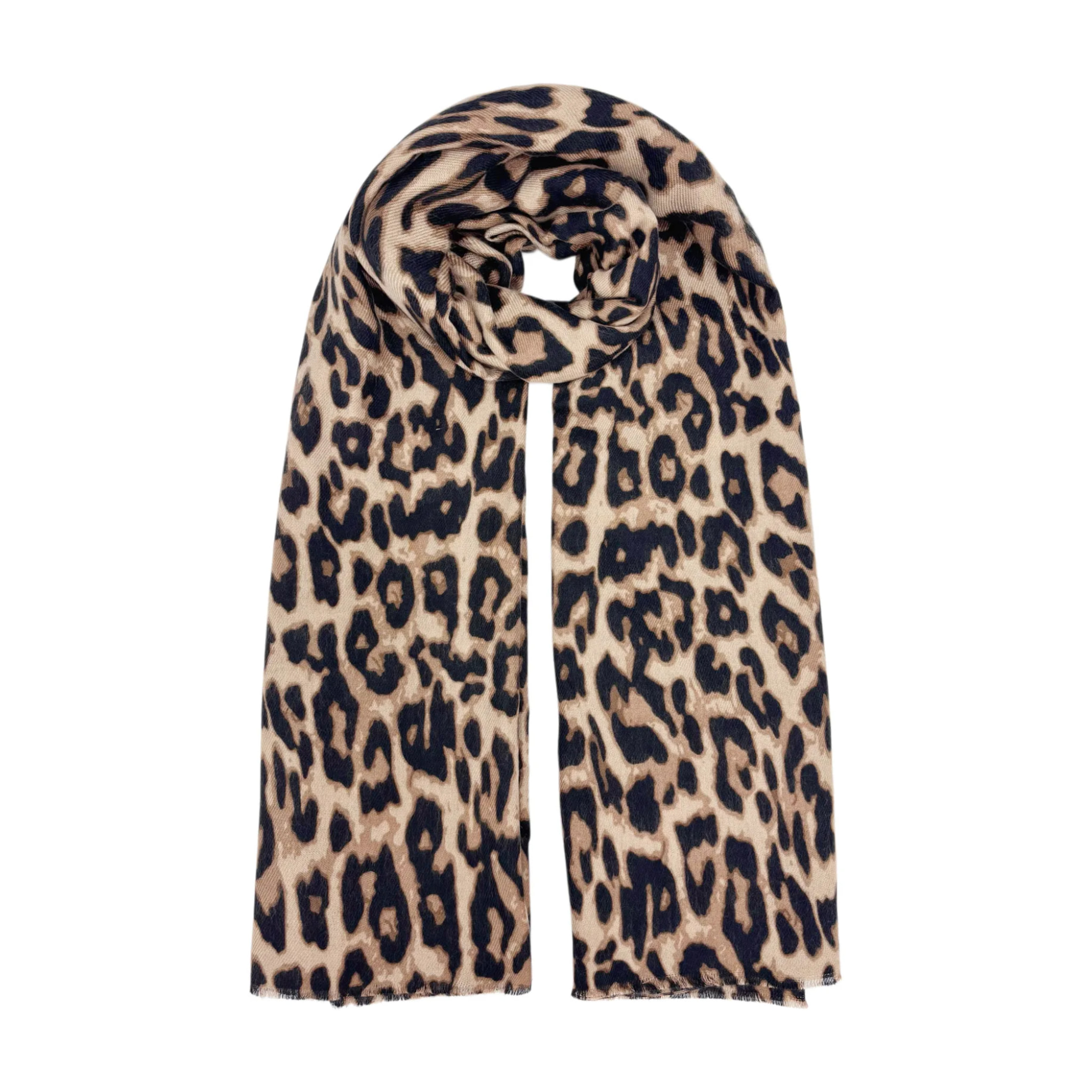 Brunt tørklæde med leopardprint i farven Camel, foldet om halsen og vist forfra med frynser for enden