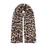 Brunt tørklæde med leopardprint i farven Camel, foldet om halsen og vist forfra med frynser for enden