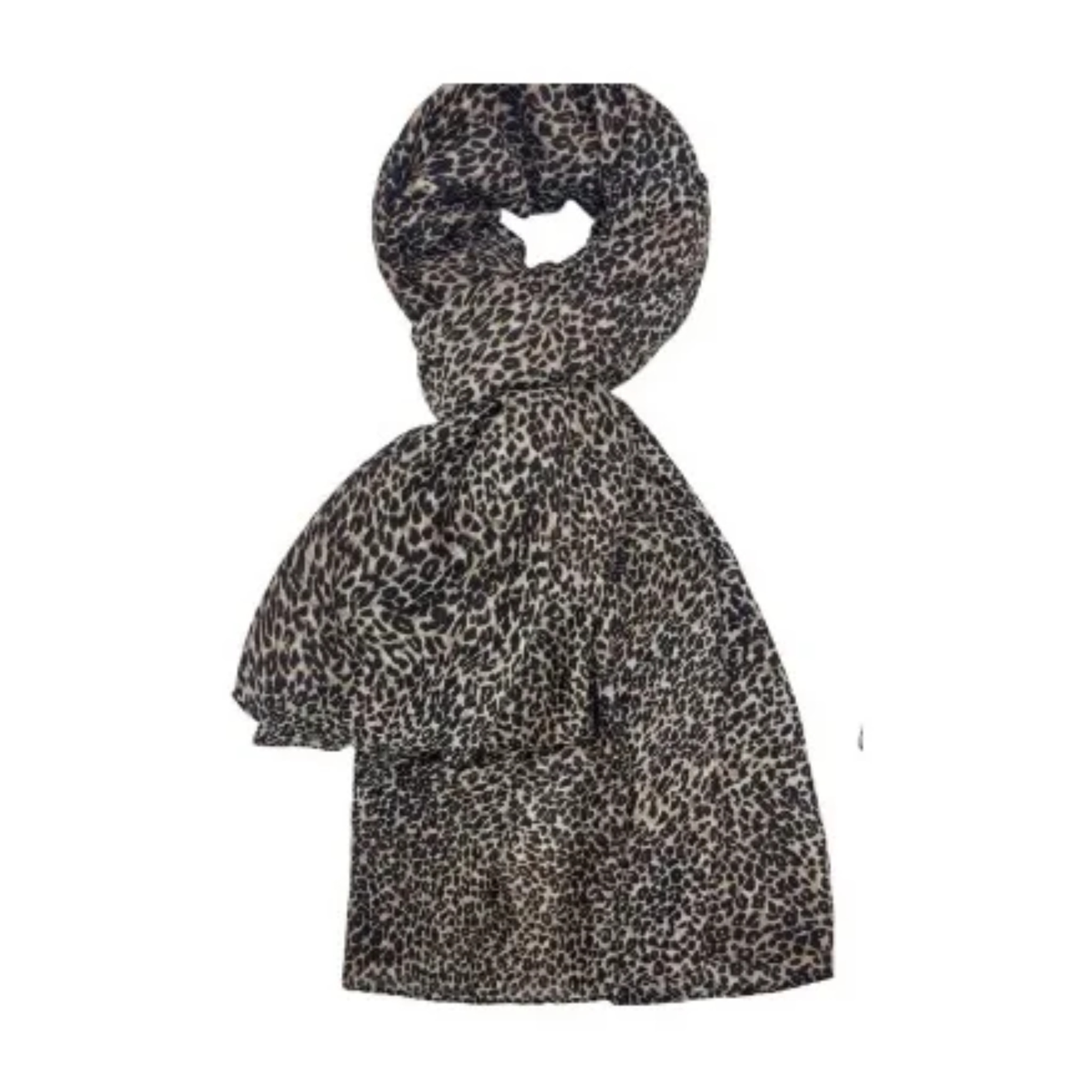 Brunt tørklæde med lille leopardprint i farven Camel, foldet og viklet på hvid baggrund