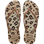 Beige Havaianas Slim Animal sandal med leopardmønster og bronzefarvet rem set oppefra, begge sandaler