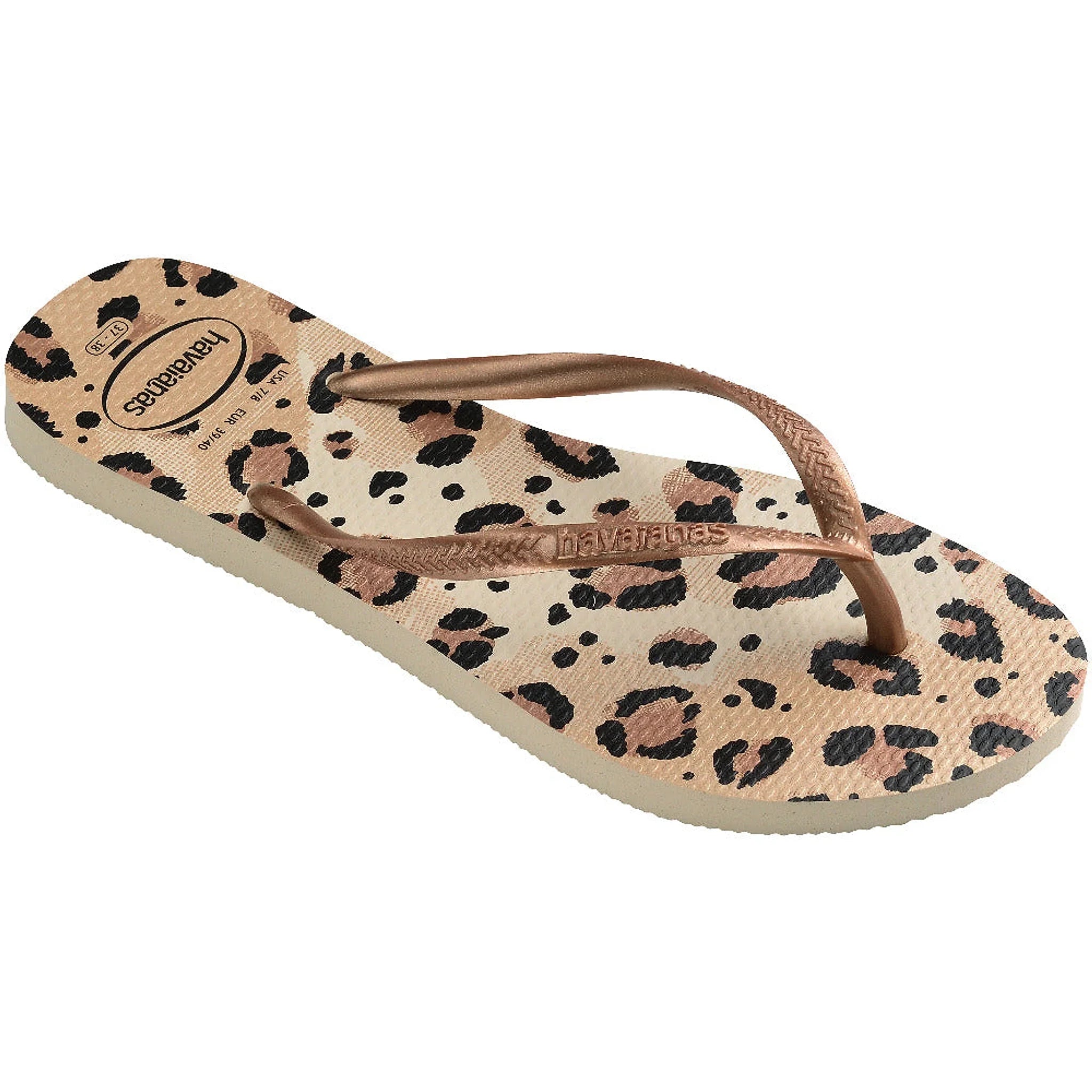 Beige sandal med animal print og metallisk bronzefarvet rem set skråt fra siden
