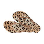 To beige sandaler med leopardprint lagt overlappende, så mønster og præget logo på remmen ses