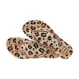 To beige sandaler med leopardprint lagt overlappende, så mønster og præget logo på remmen ses