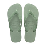 Grøn sandal fra Havaianas i Smoke Green set ovenfra med struktureret sål og præget logo på remmen