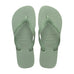 Grøn sandal fra Havaianas i Smoke Green set ovenfra med struktureret sål og præget logo på remmen