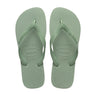 Grøn sandal fra Havaianas i Smoke Green set ovenfra med struktureret sål og præget logo på remmen