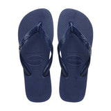 Navy Top sandal fra Havaianas set ovenfra som par med præget logo på remmen og sål med prikket struktur