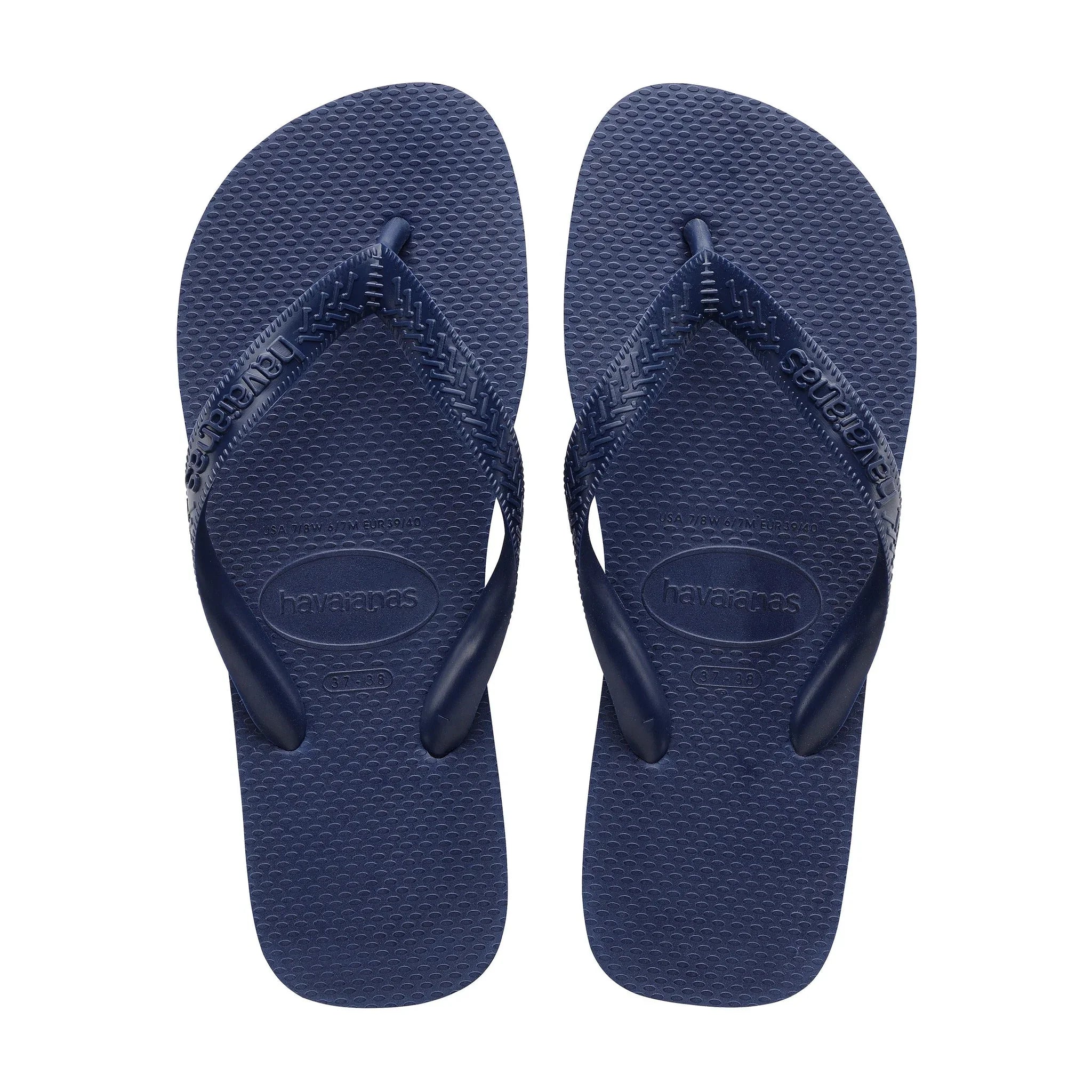 Navy Top sandal fra Havaianas set ovenfra som par med præget logo på remmen og sål med prikket struktur