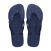 Navy Top sandal fra Havaianas set ovenfra som par med præget logo på remmen og sål med prikket struktur