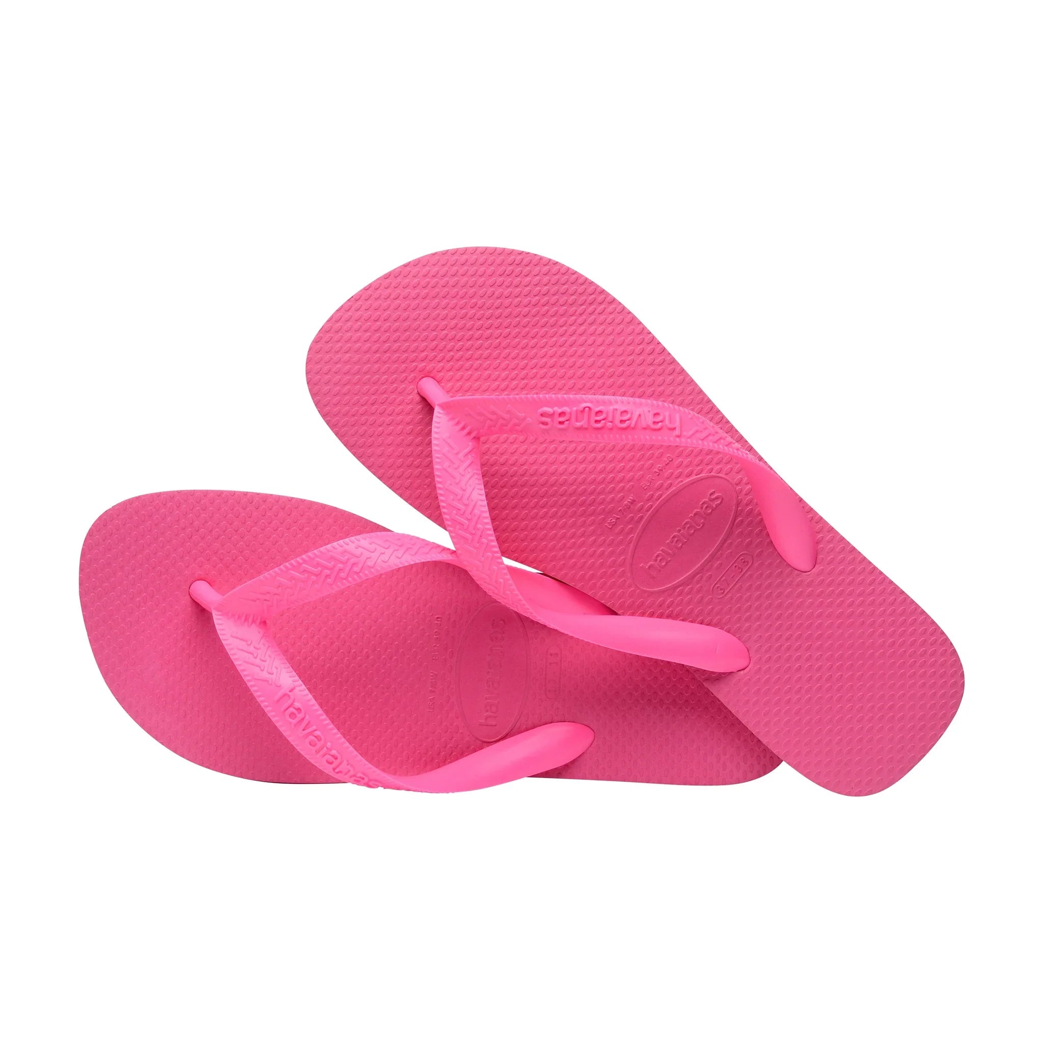 To pink Havaianas sandaler i Pink Flux lagt over kors med logo præget i remmen